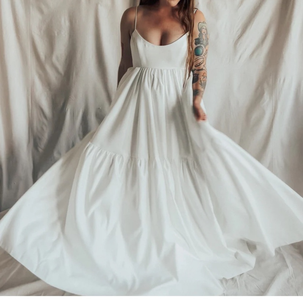 New In Bag Stunning wedding dress, steamed and never worn, NWT, fashion forward.